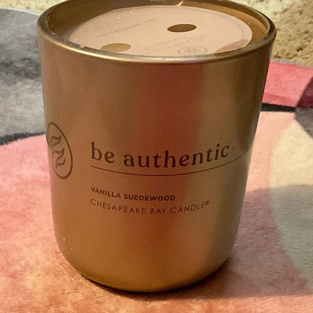 Chesapeake Bay Gold Candle - Vanilla Suede Wood